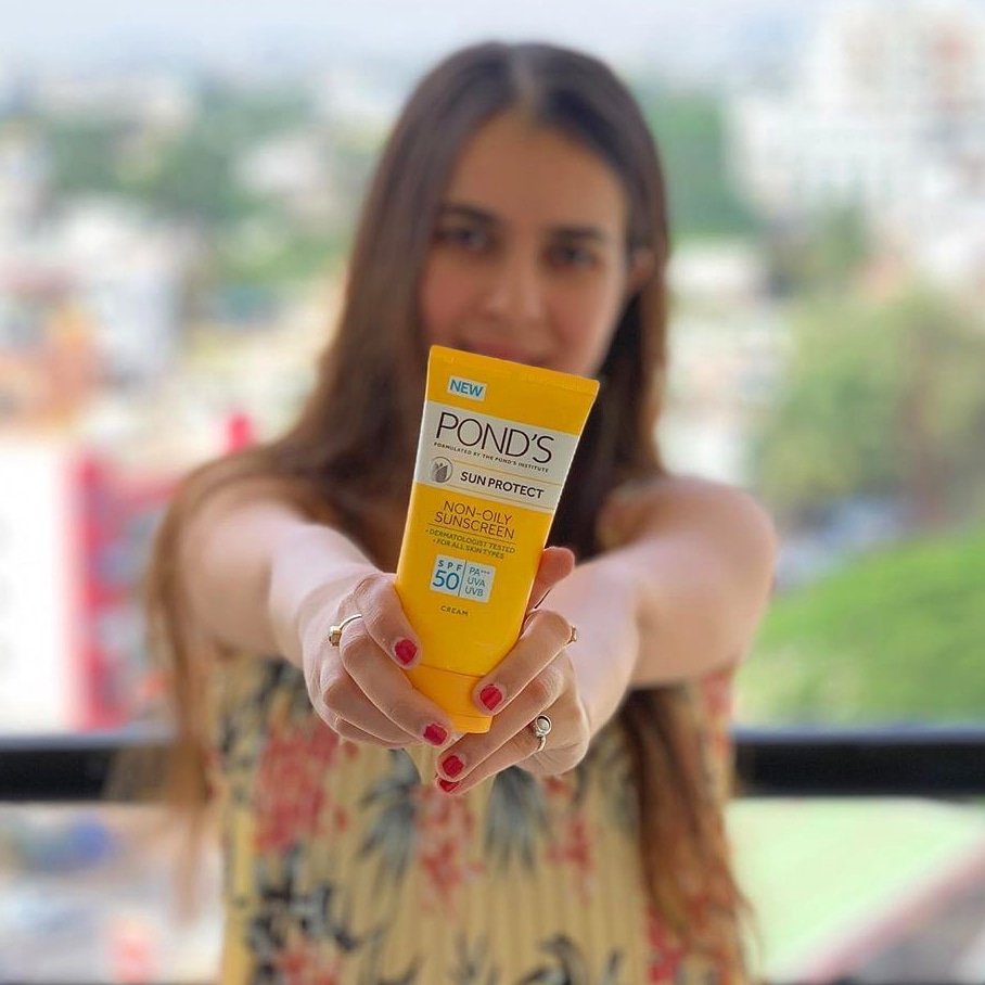 PondsIndia's tweet photo. Pond’s Non-Oily Sunscreen is Malvika Hada's newest BFF! She just can’t do without it! Tag someone who needs to know that this range starts at Rs. 99!
#Ponds #PondsIndia #BeSunReady #Skincare #Beauty #Sunscreen https://t.co/sYLB6dbiHO