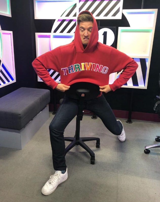 ElliottSportPsy's tweet photo. Anyone know where I can get one of these jumpers? Asking for a friend...! #frive https://t.co/323MxvWVGW