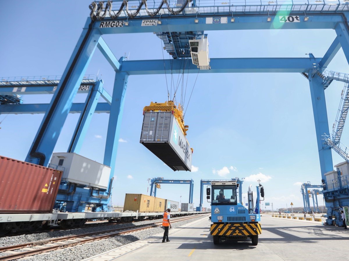 UNCTAD_TLB's tweet photo. #Nigeria to build more #Dryports across the country to: 
🚚bring shipping services to the doorstep of shippers across the country
⚓️decongest seaports
💰reduce transport costs to the hinterland &amp; Landlocked countries
🚂Modernize the railway network
https://t.co/ZHKLA54tMq https://t.co/z5Uljh3nuC