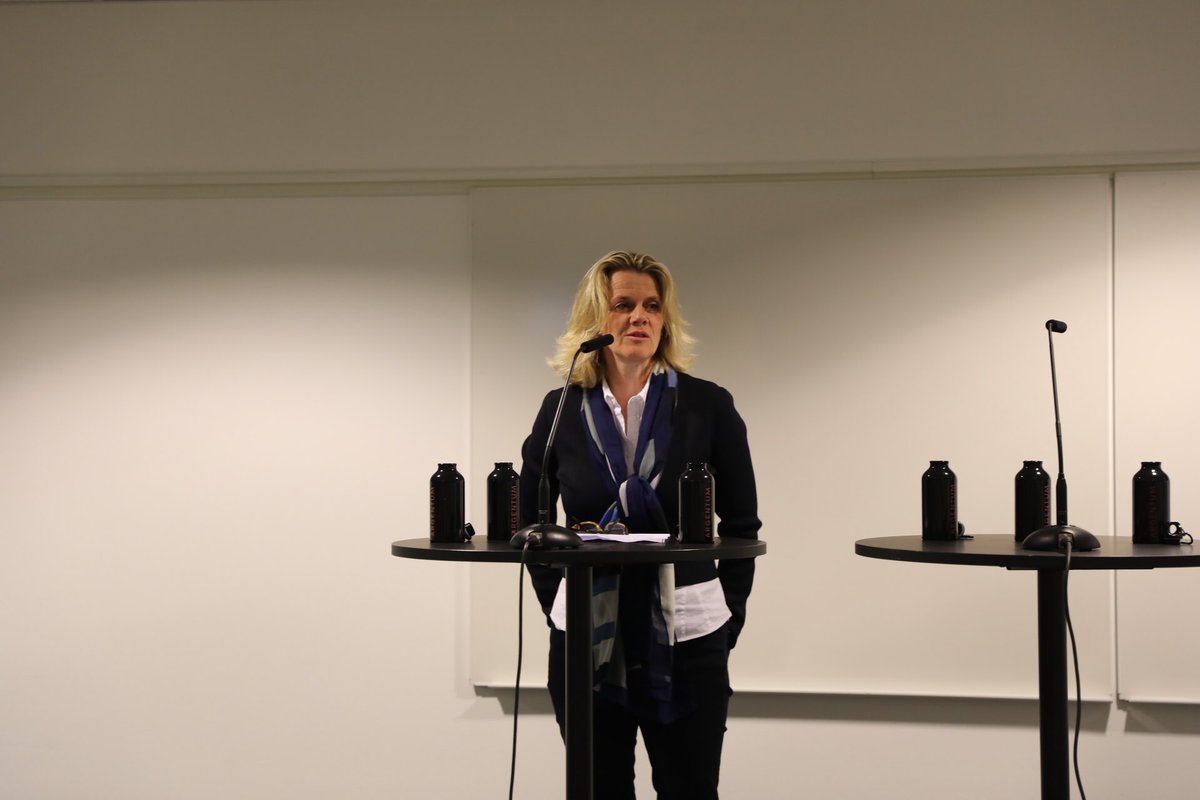 HandelshoyskBI's tweet photo. Kun 20% i finansverdenen er kvinner. Vi kjører debatten ‘Hvordan får vi flere kvinner i finans?’ @HCBjornland etterlyser flere kvinnelige rollemodeller og helter. Her må media evne å bidra bedre. #arendalsuka2019 https://t.co/rkwrGXnwWC
