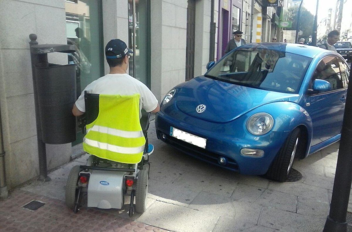 guardiacivil's tweet photo. Si haces un #PorqueYoLoValgo no te quejes si luego te llega un #PorqueTúLoPagas. Lo que menos debería importarte es la multa. 

No seas una barrera para las personas con movilidad reducida. #PonteEnSuLugar

#MundoCívico en #Vacaciones2019 🌅 https://t.co/TkrQ3ojSMT