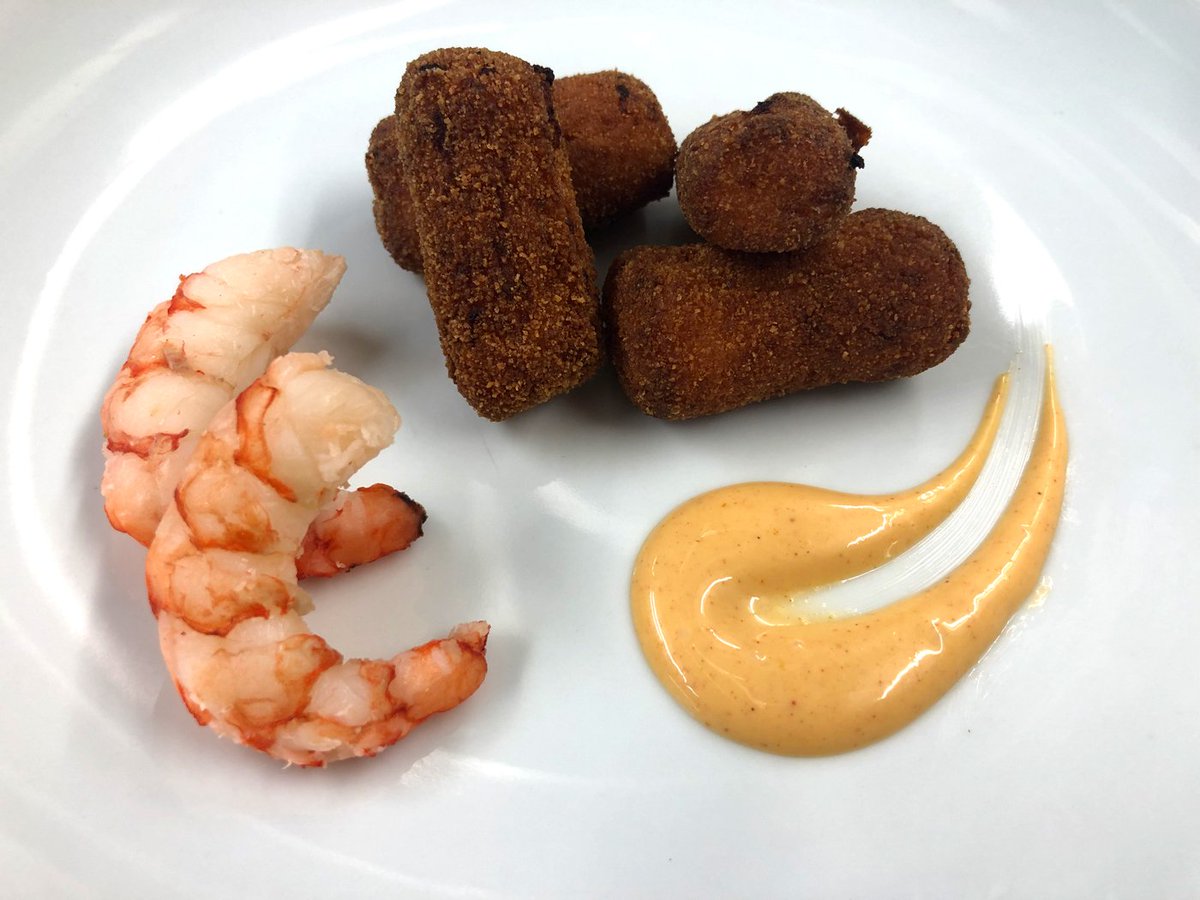 Te presentamos la última creación de nuestras croquetas gastronómicas, la croqueta de merluza y gambón 😋 #productosgastronoms #cocinaparacocineros #amantesdelascroquetas #merluzaygambón #croqueta