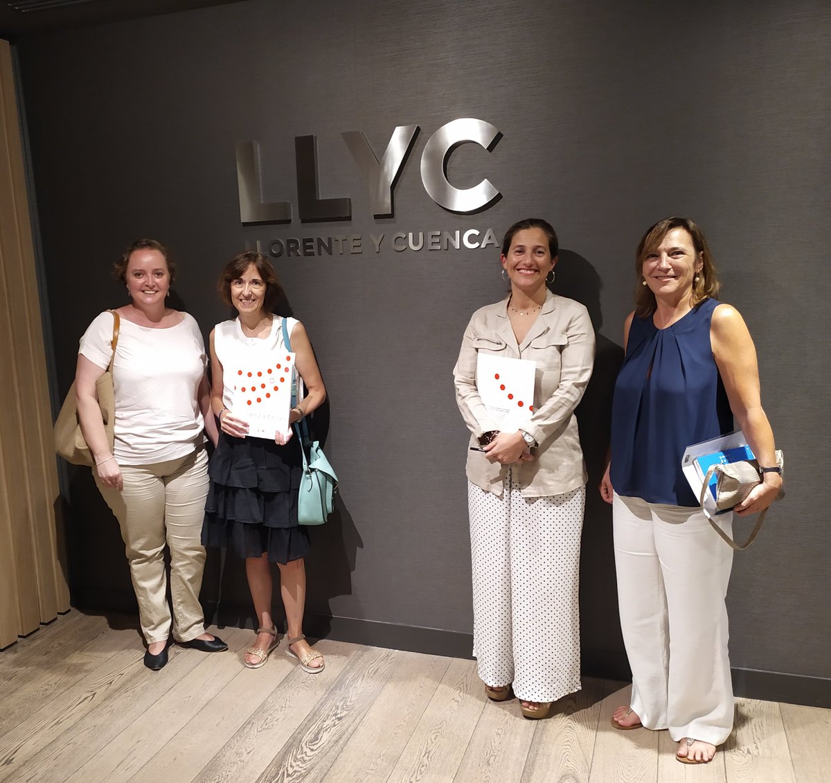 LanzaRetiro19's tweet photo. Una de las grandes empresas de comunicación, Llorente &amp; Cuenca, nos recibe. 
¡Gracias a su responsable de #talento por ello! 
Os lo contamos en: https://t.co/1gKgQUFlvb

#lohacemosposible 
#empleabilidad 

@Lanzaderas_EES 
@FundacionSMLRPH 
@fundacionTef https://t.co/IS5eGi3srQ