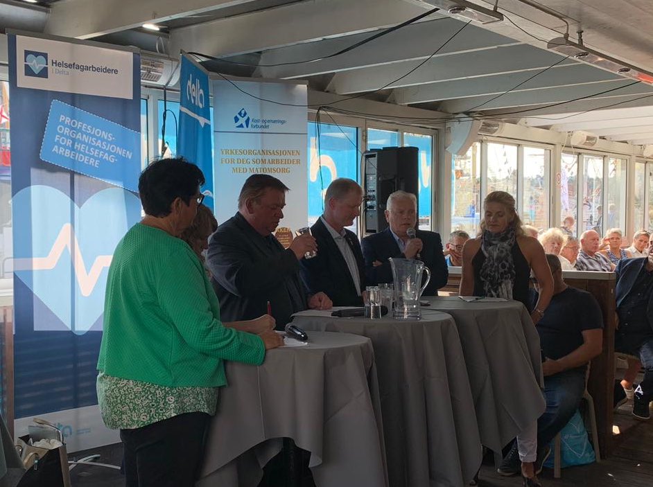 audske's tweet photo. Forbrukerrådet på #arendalsuka2019. @Forbrukerradet forventer at alle kommuner har en mat- og ernæringspolitikk. @pensjonistforbundet og @pårørendealliansen gir sin støtte! https://t.co/gQUFqp6xHP