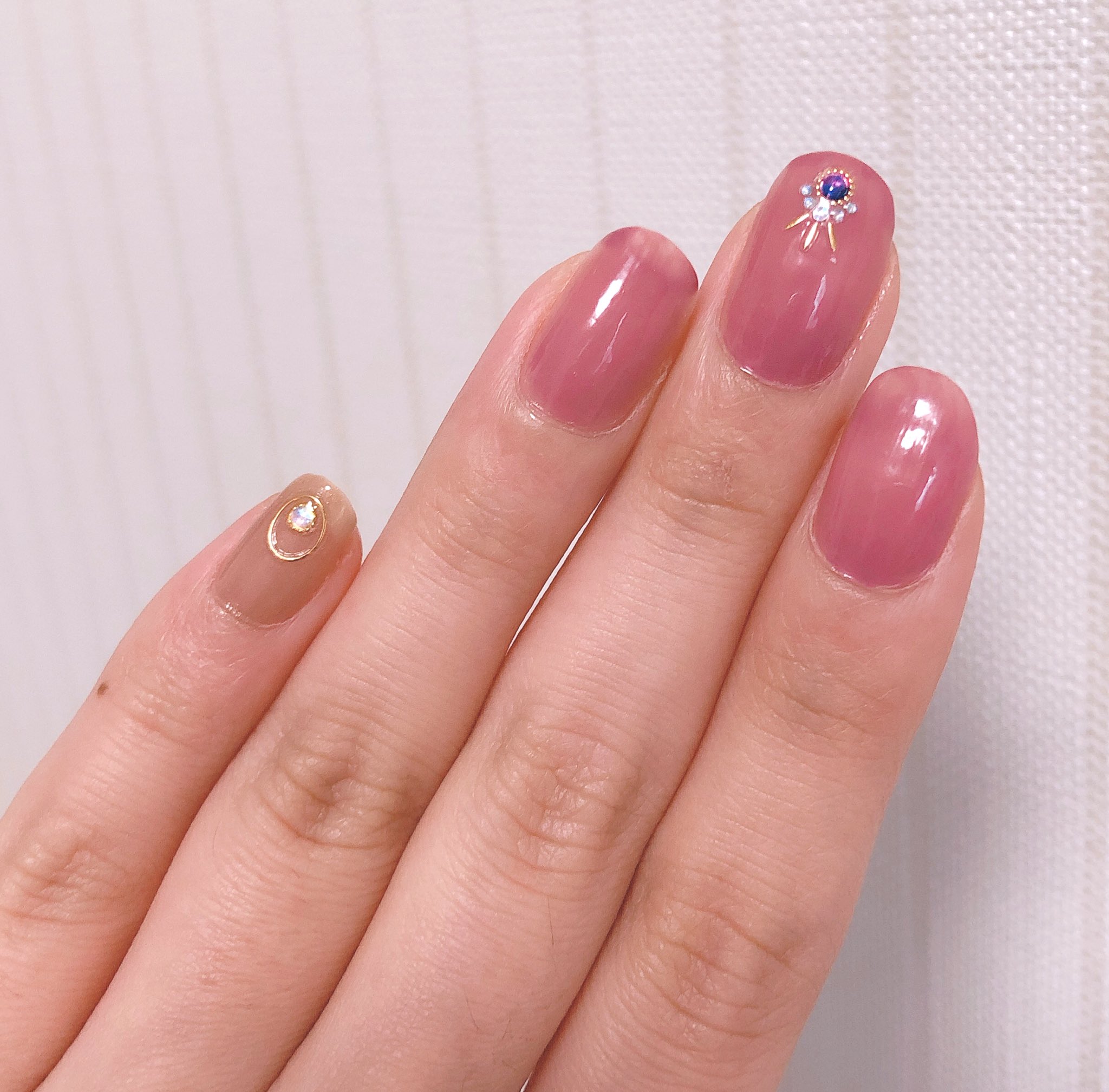 しらは 四季彩まといネイル うすごろも 小指だけ他のマニキュア 妹が結婚式 のお呼ばれしてマニキュア貸してって言われたから色見本で塗ったついでに自分のもネイルした 四季彩まといネイルがにおいしないから 普通のマニキュア久しぶりに開けたら
