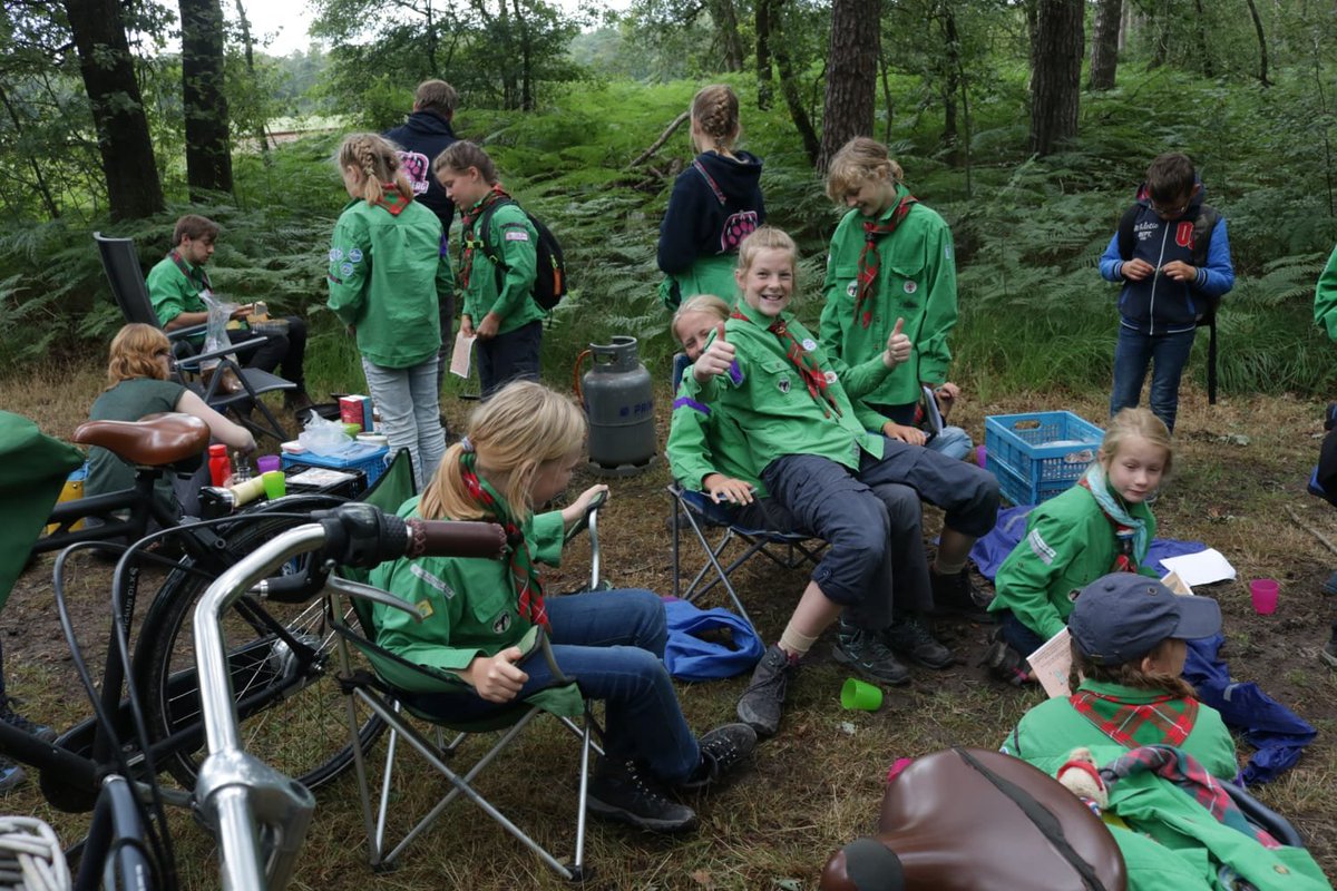 shantihorde's tweet photo. Dinsdag hebben we een hike gelopen op zoek naar goud. Tijdens de hike waren er posten waar de welpen konden oefenen om een echte ontdekkingsreiziger te zijn, bijvoorbeeld door een gebied in kaart te brengen. Tot slot hebben we 's avonds bij het kampvuur liedjes gezongen. https://t.co/bUkMp2RTDl