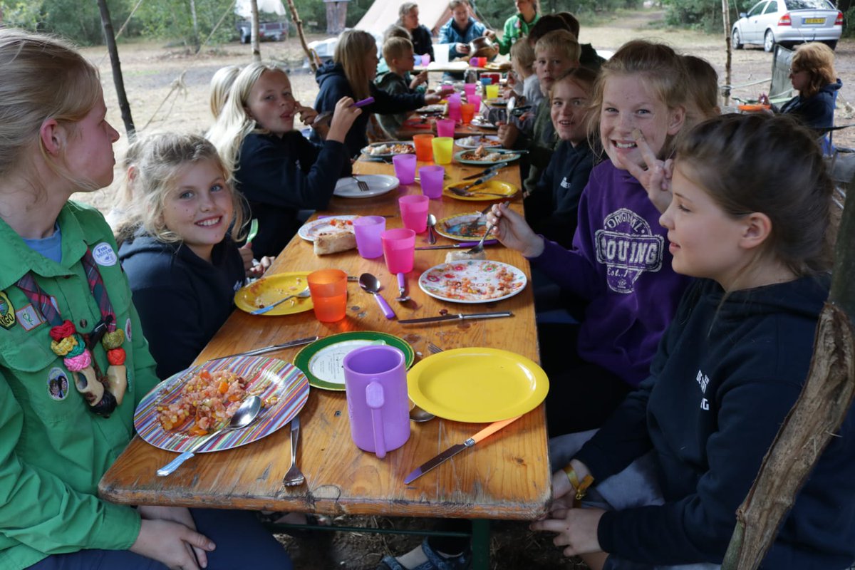 shantihorde's tweet photo. Dinsdag hebben we een hike gelopen op zoek naar goud. Tijdens de hike waren er posten waar de welpen konden oefenen om een echte ontdekkingsreiziger te zijn, bijvoorbeeld door een gebied in kaart te brengen. Tot slot hebben we 's avonds bij het kampvuur liedjes gezongen. https://t.co/bUkMp2RTDl