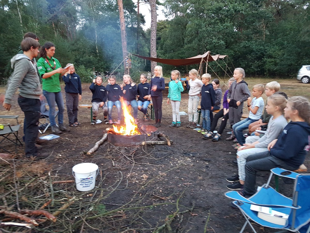 shantihorde's tweet photo. Dinsdag hebben we een hike gelopen op zoek naar goud. Tijdens de hike waren er posten waar de welpen konden oefenen om een echte ontdekkingsreiziger te zijn, bijvoorbeeld door een gebied in kaart te brengen. Tot slot hebben we 's avonds bij het kampvuur liedjes gezongen. https://t.co/bUkMp2RTDl
