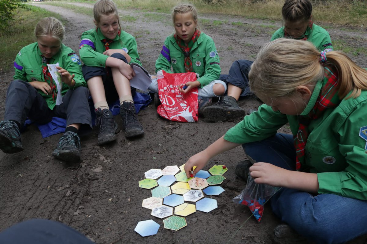 shantihorde's tweet photo. Dinsdag hebben we een hike gelopen op zoek naar goud. Tijdens de hike waren er posten waar de welpen konden oefenen om een echte ontdekkingsreiziger te zijn, bijvoorbeeld door een gebied in kaart te brengen. Tot slot hebben we 's avonds bij het kampvuur liedjes gezongen. https://t.co/bUkMp2RTDl