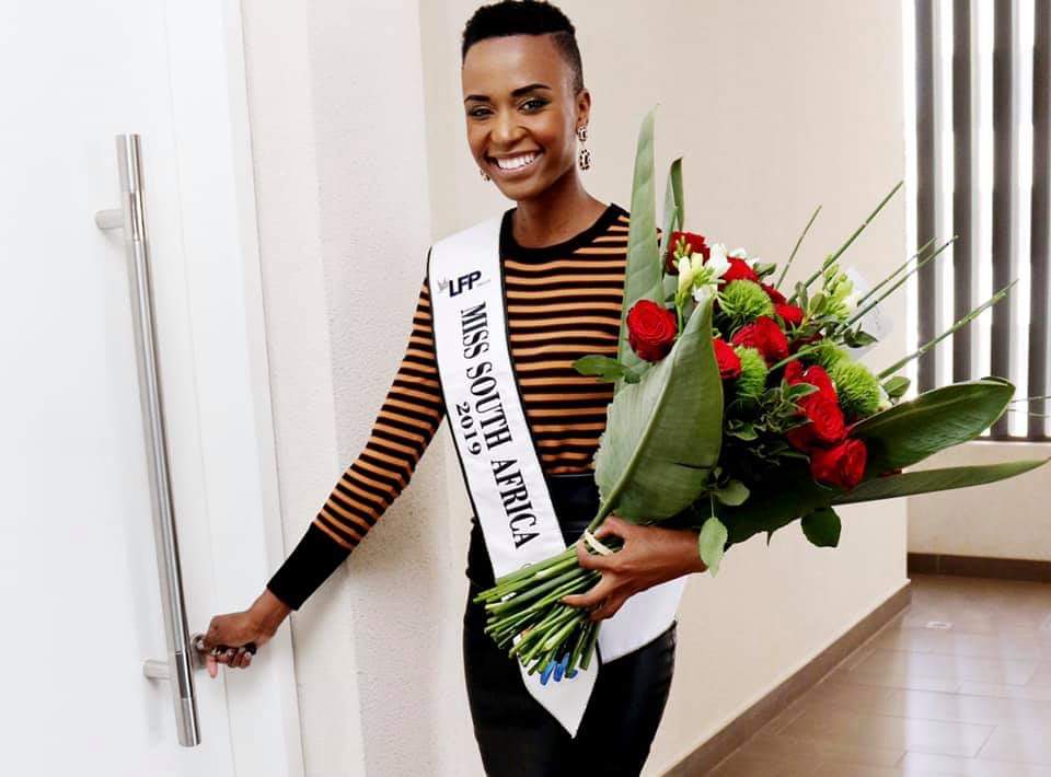 EFFYCDISTRICT_6's tweet photo. WomanCrushWensday goes to the newly crowned Queen Zozibini Tunzi what you did will be written in the history books and genaration to come will know it as history don't have blank pages.

#AlutaContinua
#QueenZozi
#MissSA2019
#WCW https://t.co/nFLeOBSU93