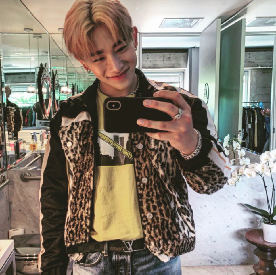 OfficialMONSTAX's tweet photo. [#원호] 🎤🎧 #원호패션 https://t.co/IjBpp4FedG