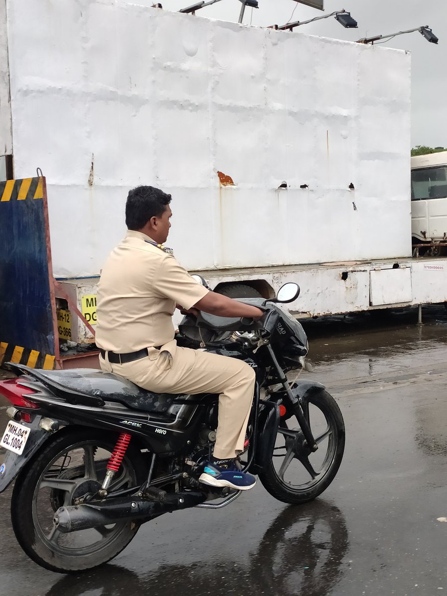 Himansh07206803's tweet photo. i saw this near upvan lake this sir police man driving without helmet!  yehi hai aapne desh ka rules and regultiond hai kya ye sirh aapne aama aadhami keliye hai???? @ThaneCityPolice 
@Dev_Fadnavis 
@PMOIndia
@narendramodi 
@TMCaTweetAway https://t.co/kkdmKKzwTh
