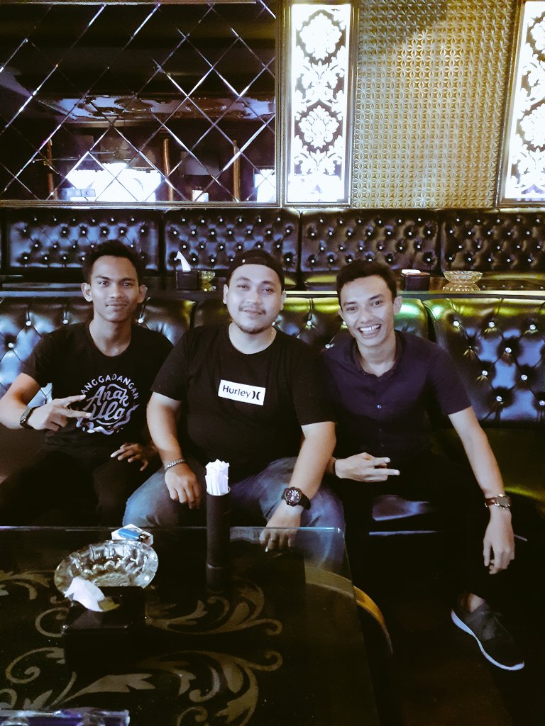 rezatuyull's tweet photo. Party 💃💃💃 https://t.co/f18kX0axst