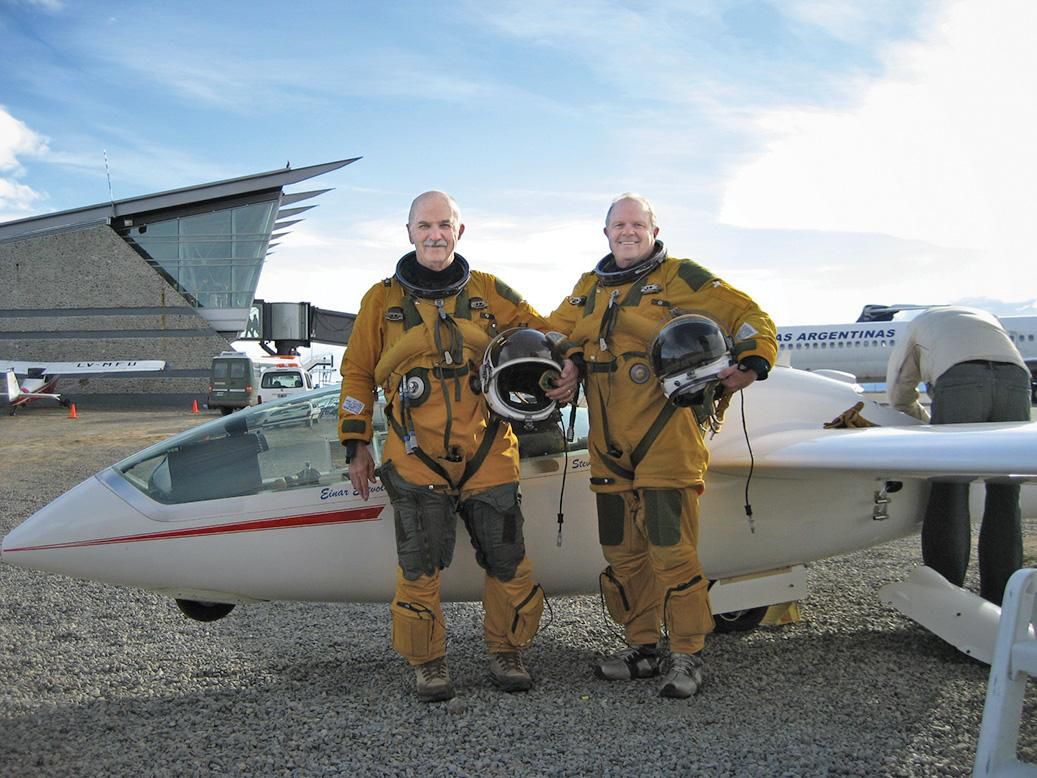 1-Steve Fossett ve Einar Enevoldson 29 Ağustos 2006'da Perlan I (Modifiye edilmiş DG-505M) planörü ile 50,720 ft (15,460m) ile irtifa rekorunu kırdılar. Planörün kabini basınçlı olmadığı için ekip basınçlı tulum giyiyorlardı.U-2 ve SR-71 pilotları ile aynı ekipmanı kullanmışlardı