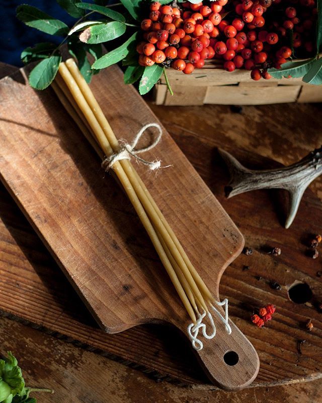 Rowan and beeswax ❤️💛
Thin 9.4" hand dipped candles.
•
•
•
•
•
•
•
#naturalliving #natureinspired #beeswaxcandles #handcrafted #handdipped #tablesettingideas #naturalmaterialsonly #witchythings #rowanberry #protectionspell #nsturaldecor #rawbeesw… ift.tt/2YNep9T