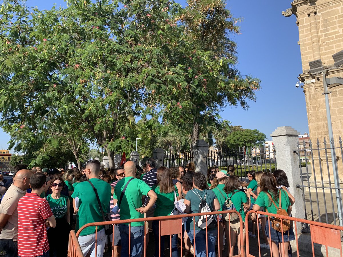 Ya estamos frente al Parlamento de Andalucía. ¡No te quedes en casa, únete! Educación pública 100%. #ImbrodaDimisión