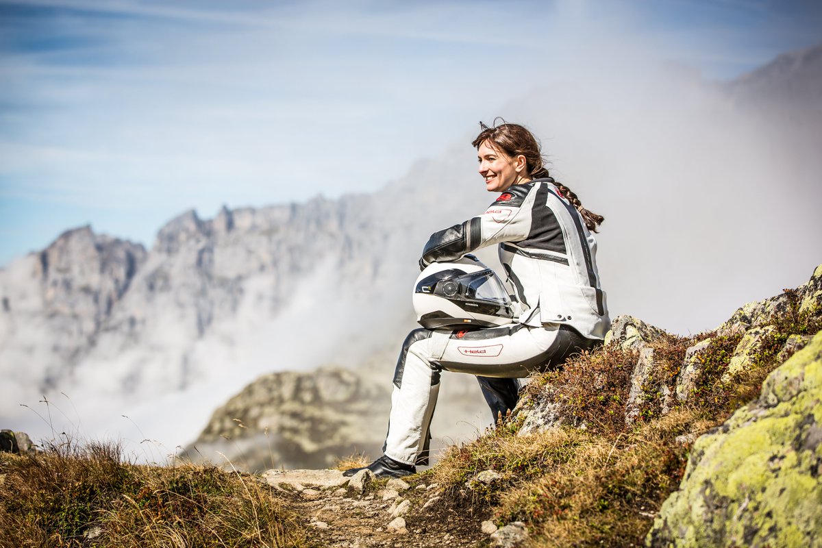 Middle of the week! But the weekend feels still faaaaar away? Then get on your motorcycle, feel the wind and get ready for the weekend. Free your mind. It's a SCHUBERTH. #wednesday #schuberthriders #fashion #motorcycle #love #design #C4PRO #fragmentwhite #flipuphelmet #helmets