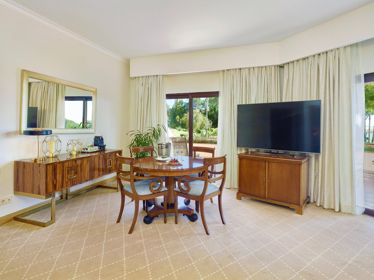 New Décor in all our spacious and comfortable Gran Suites 
#hotelquintadolago #leadinghotelsoftheworld #luxuryhotel #suite #decor #quintadolago #algarve #portugal