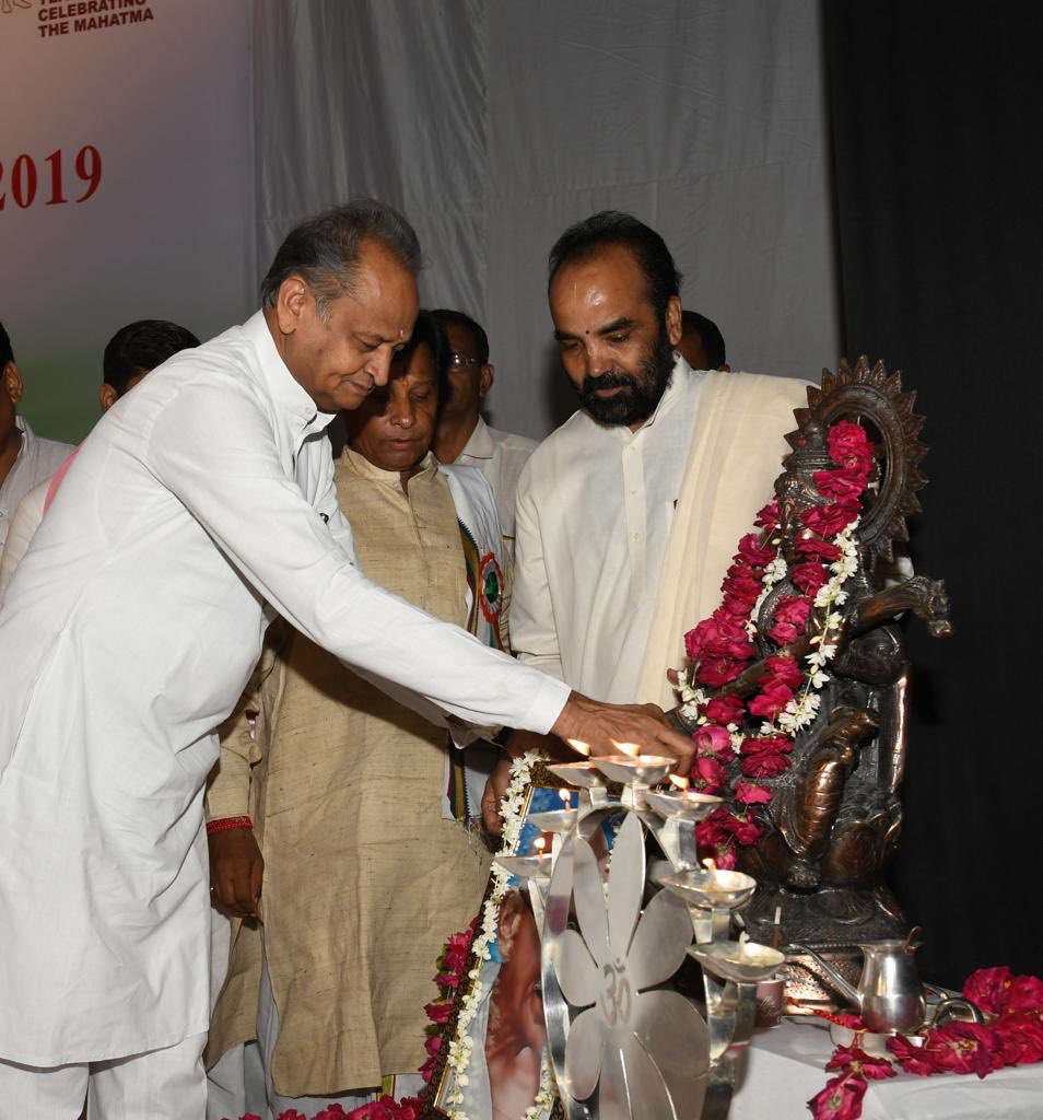 ashokgehlot51's tweet photo. संस्कृतदिवसान्तर्गत: राज्यस्तरीय-विद्वत्सम्मान-समारोह: - 2019 https://t.co/WJVQv4YI5T