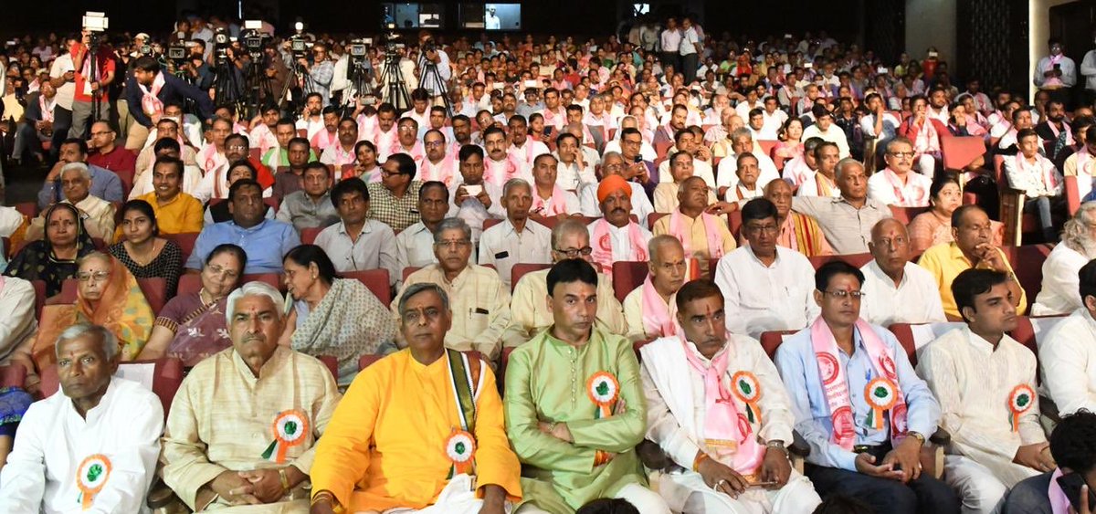 ashokgehlot51's tweet photo. संस्कृतदिवसान्तर्गत: राज्यस्तरीय-विद्वत्सम्मान-समारोह: - 2019 https://t.co/WJVQv4YI5T