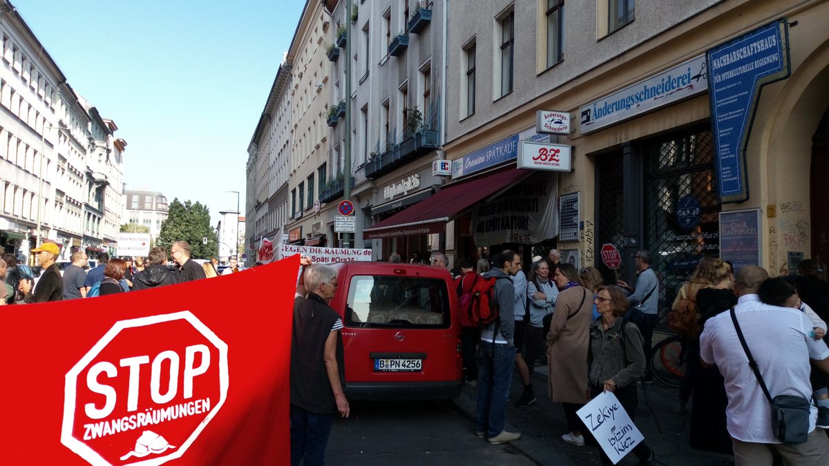 Die BetreiberIn vom Spätverkauf #Ora35 musste heute den Schlüssel ihres seit 20 Jahren bestehenden Ladens an den Gerichtsvollzieher übergeben. Wieder ein im Kiez beheimateter Laden wurde verdrängt - aber nicht ohne Protest!! #Mietenwahnsinn <a href="/HeimatNeue/">🏘#NeueHeimatMitte🏘 - NachbarnInitiative</a>