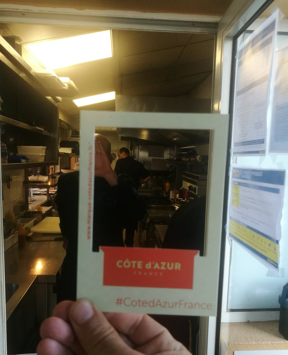 HotelPerouse's tweet photo. S'il existe un chef qui ne rentre dans aucun cadre, c'est bien le notre! David Chauvac 🍳 en plein service @VisitCotedazur @VilledeNice #ILoveNice #resto #LePatio. On vous accueille chaque jour au jardin ou sous la véranda. ⭐Résa au 0497001930 ⭐ https://t.co/U5Cjq7ED7M