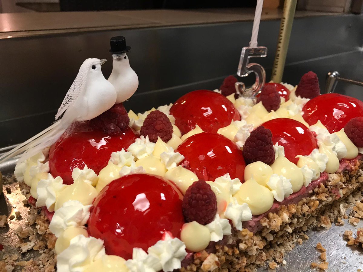 HotelPerouse's tweet photo. S'il existe un chef qui ne rentre dans aucun cadre, c'est bien le notre! David Chauvac 🍳 en plein service @VisitCotedazur @VilledeNice #ILoveNice #resto #LePatio. On vous accueille chaque jour au jardin ou sous la véranda. ⭐Résa au 0497001930 ⭐ https://t.co/U5Cjq7ED7M