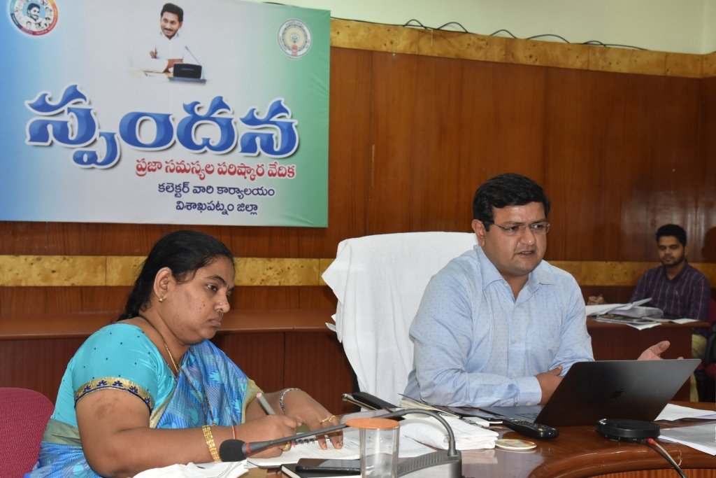 గ్రామ వాలంటీర్లు, సచివాలయానికి, ప్రజలకు మధ్య వారధిగా నిలవాలని ముఖ్యమంత్రి వైఎస్‌ జగన్‌మోహన్‌రెడ్డి సూచించారు. అమరావతి నుంచి నిర్వహించిన వీడియో కాన్ఫరెన్సులో ఆయన జిల్లా అధికారులను ఉద్దేశించి మాట్లాడారు. ఆగస్టు 15వ తేదీ నుంచి మండల కేంద్రాల్లో వాలంటీర్ల వ్యవస్థను ప్రారంభించాలన్నారు.