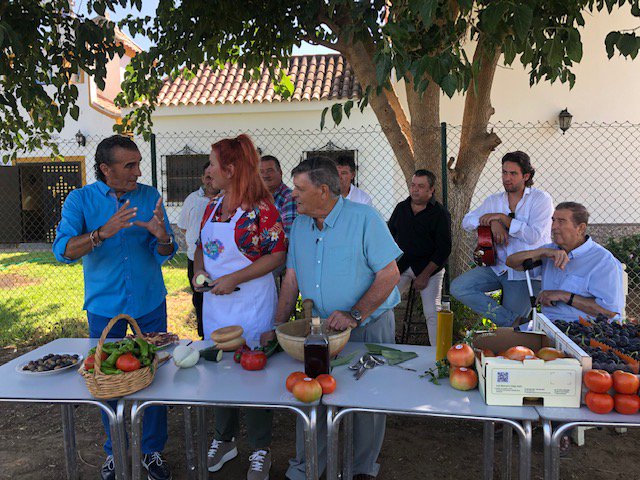 AndaluciaDFiest's tweet photo. 📣Por fin miércoles📣
¡Hoy llega #ADF54 a @canalsur cargado de emoción, diversión y mucha fiesta!
En serio no os perdáis las historias que nos traen nuestras @reyesprados @RoigNatalia @Gracia_Arjona y @CristinaFaguas
@websierranevada @aytolospalacios @aytoiznate @ayuntaAroche https://t.co/TQ8hdJbXkT