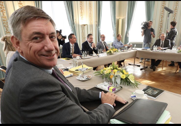 VOKA_CVerstraet's tweet photo. De heerlijke #lukken👌vn #julesdestrooper op de onderhandelingstafel #startnota zorgen er zeker voor dat #WestVlaanderen @vokawvl niet vergeten zal worden😉 #vlaamseruit https://t.co/bo2bY1oF88