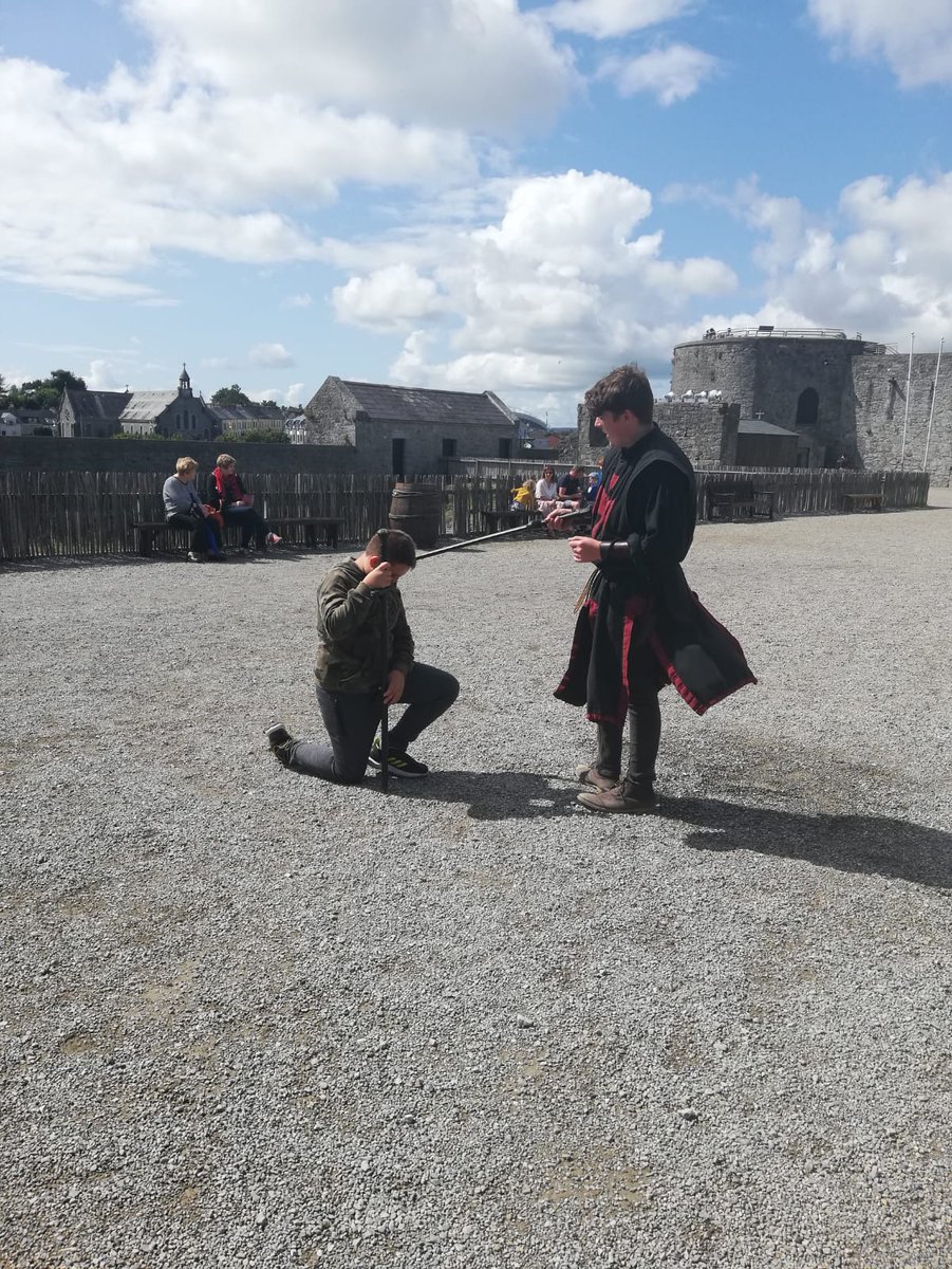 ULLangCentre's tweet photo. The Knights have gained some loyal and admiral members after our last visit to @KingJohnsCastle - Big thank you to James for helping them hone their skills!
#KingJohnsCastle #Limerick #Ireland #Summer #ULLC #StudyatUL https://t.co/YDBzKqogQz