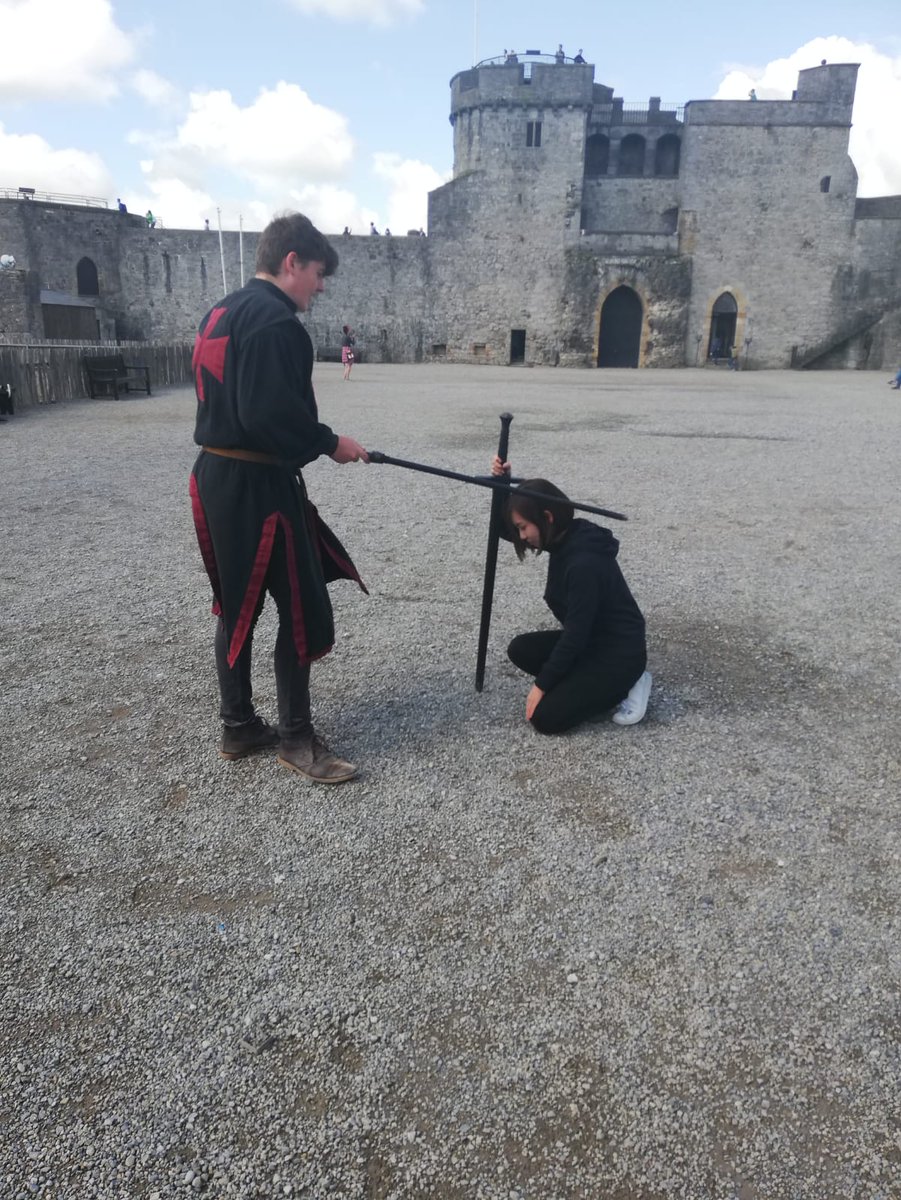 ULLangCentre's tweet photo. The Knights have gained some loyal and admiral members after our last visit to @KingJohnsCastle - Big thank you to James for helping them hone their skills!
#KingJohnsCastle #Limerick #Ireland #Summer #ULLC #StudyatUL https://t.co/YDBzKqogQz