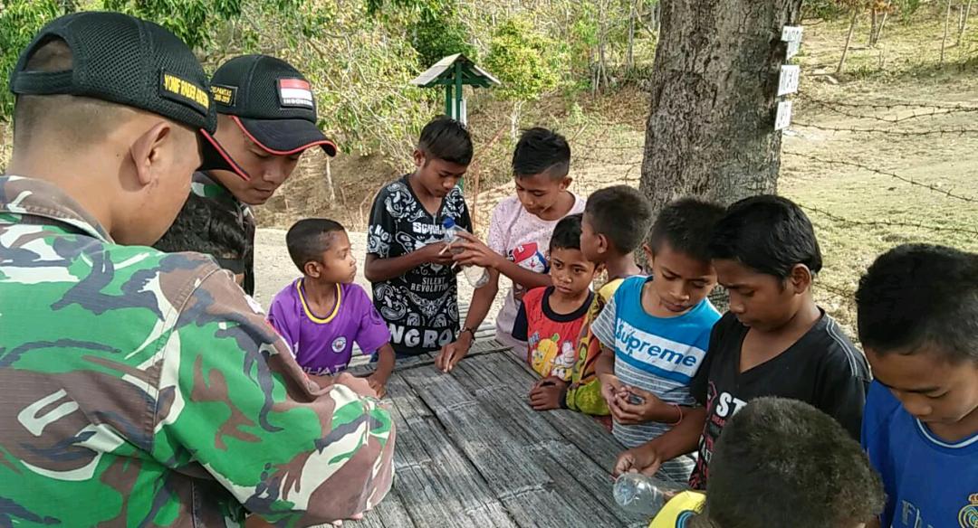 Prajurit TNI Ajarkan Anak anak Mendaur Botol Bekas menjadi jebakan Tikus duarato.desa.id/2019/08/14/pra…