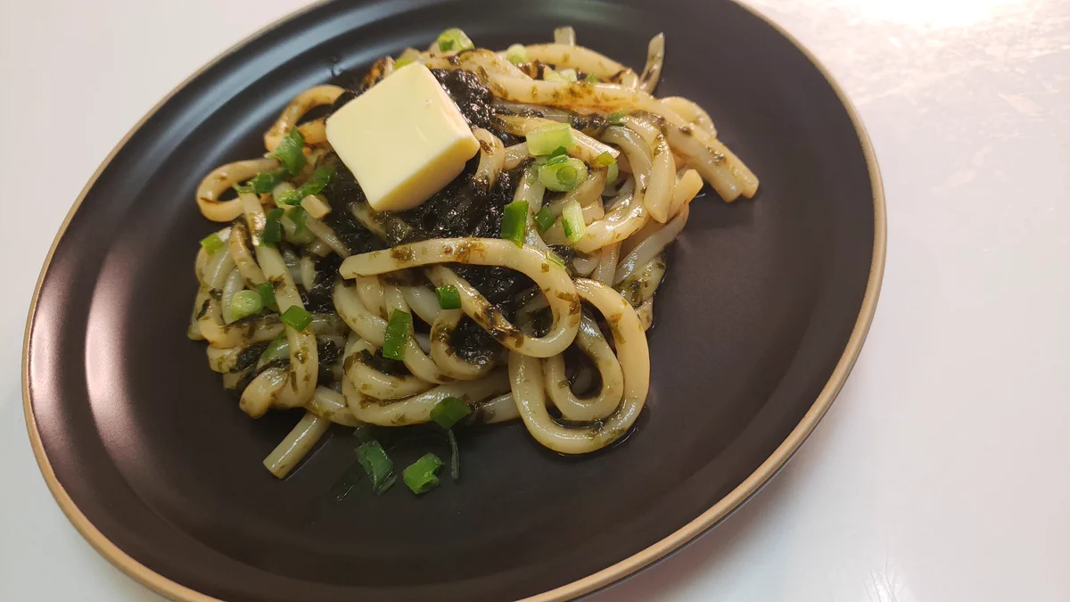 磯の香りとバターの風味がマッチ！？レンジで簡単「レンジ海苔バターうどん」！