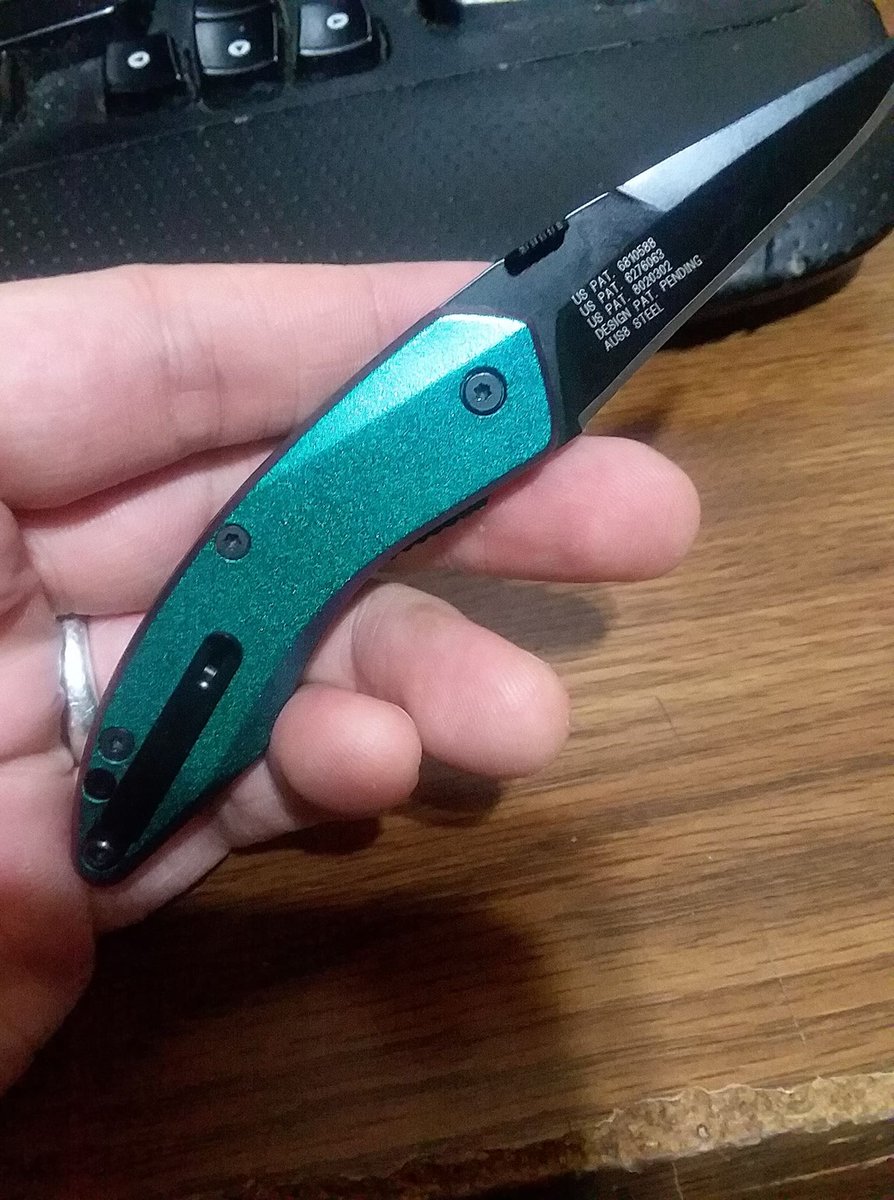 CutleryNovice1's tweet photo. Awesome little EDC blade, this is the Schrade Mini Landshark, MAGIC assist technology, 1.6 ounce carry weight will appeal to @Nutnfancy's fans, AUS-8 steel blade, FAST deployment and a gorgeous handle. Find em right now on eBay for $15, worth every penny! Review coming soonish! https://t.co/1sUVDrlifL
