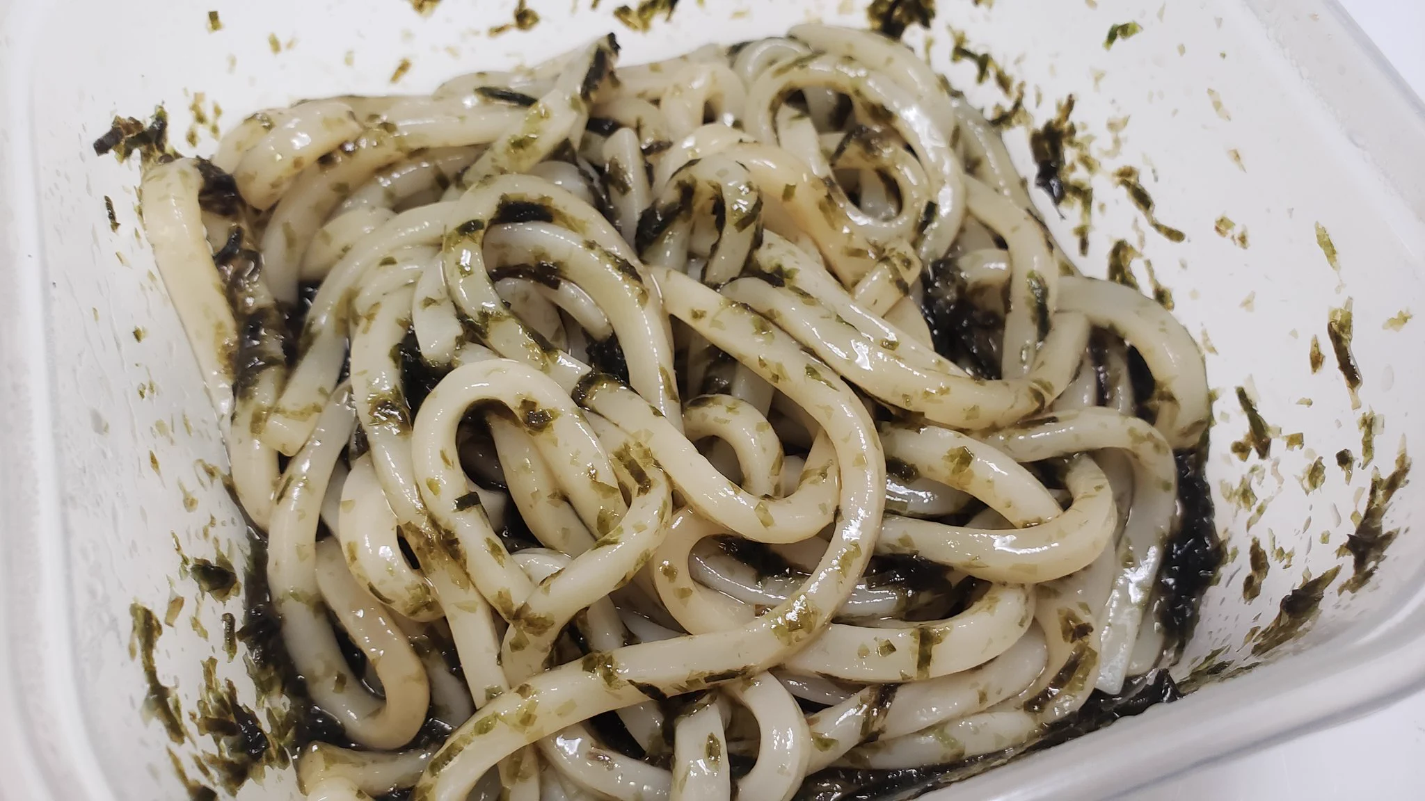 磯の香りとバターの風味がマッチ！？レンジで簡単「レンジ海苔バターうどん」！