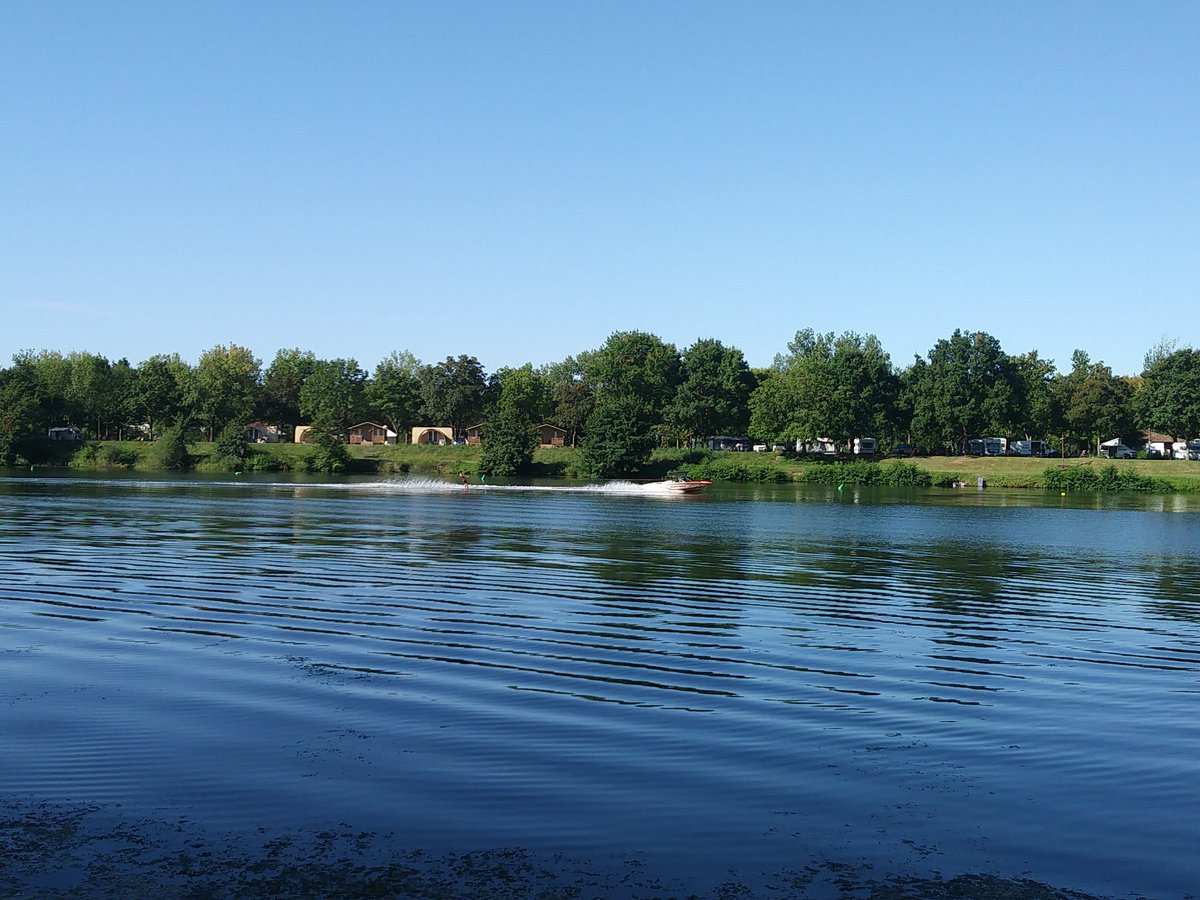 dtag82's tweet photo. Les cyclistes sortent le pont-canal de sa torpeur et ski nautique face au #camping du #Bidounet. Une douce matinée d'#août à #Moissac 🌞
#TarnetGaronne #Occitanie #France https://t.co/jYxw9vrWXD
