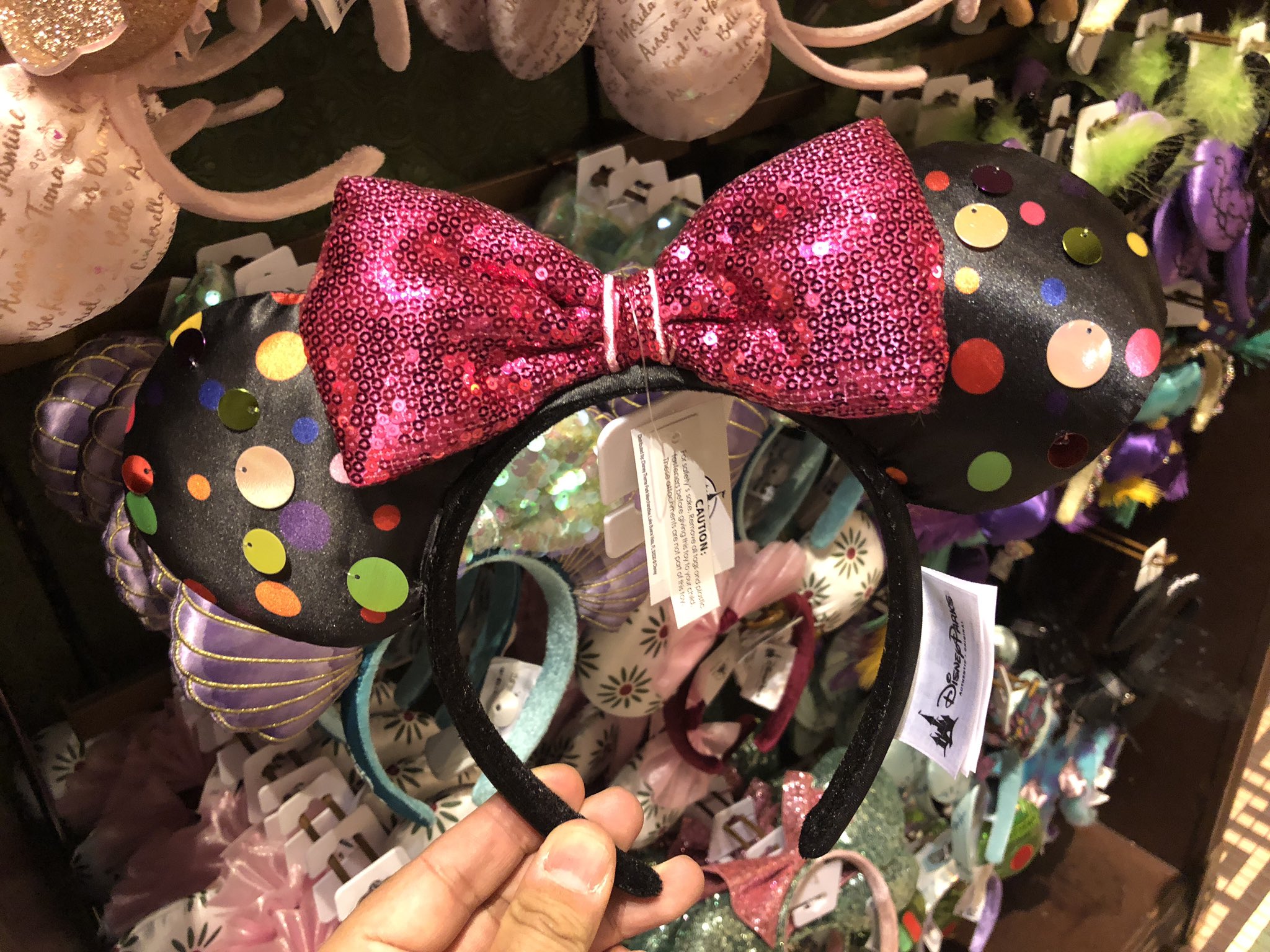 ヒロ カリフォルニアディズニーランドのダウンタウンディズニー内にあるワールドオブディズニーでカチューシャ探し 小さいイヤーハットがくっ付いたカチューシャなんかも Mndlr カチューシャ T Co Xjqvv4xp Twitter