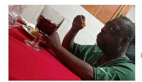 Jerry04822064's tweet photo. when you're eating karahi in hotel and see IQRAR UL HASSAN bhai with his Sar e Aam team 😂 https://t.co/06RiSl1tlN