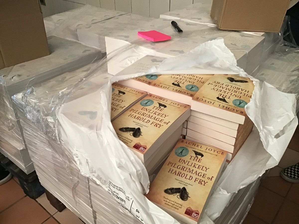 EHUBigRead's tweet photo. The Big Read is our shared reading scheme @edgehill We send a book to all new students before they arrive on campus so they have something in common with each other #EHUBigRead https://t.co/phPyM9YBv3