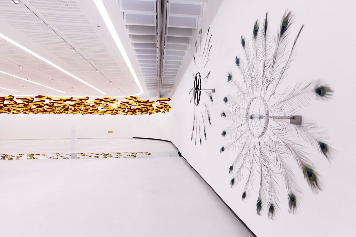 Museo_MAXXI's tweet photo. Dettagli da #WorldRecord di #PaolaPivi: #VERYFUZZY sono le opere cinetiche di piume, grandissimi acchiappasogni, in costante rotazione. Le ruote creano una coreografia festosa e silenziosa, ipnotica. In mostra fino all'8 settembre. >>https://t.co/fENbYgkYWj @Turismoromaweb https://t.co/lsAOFaI3cU