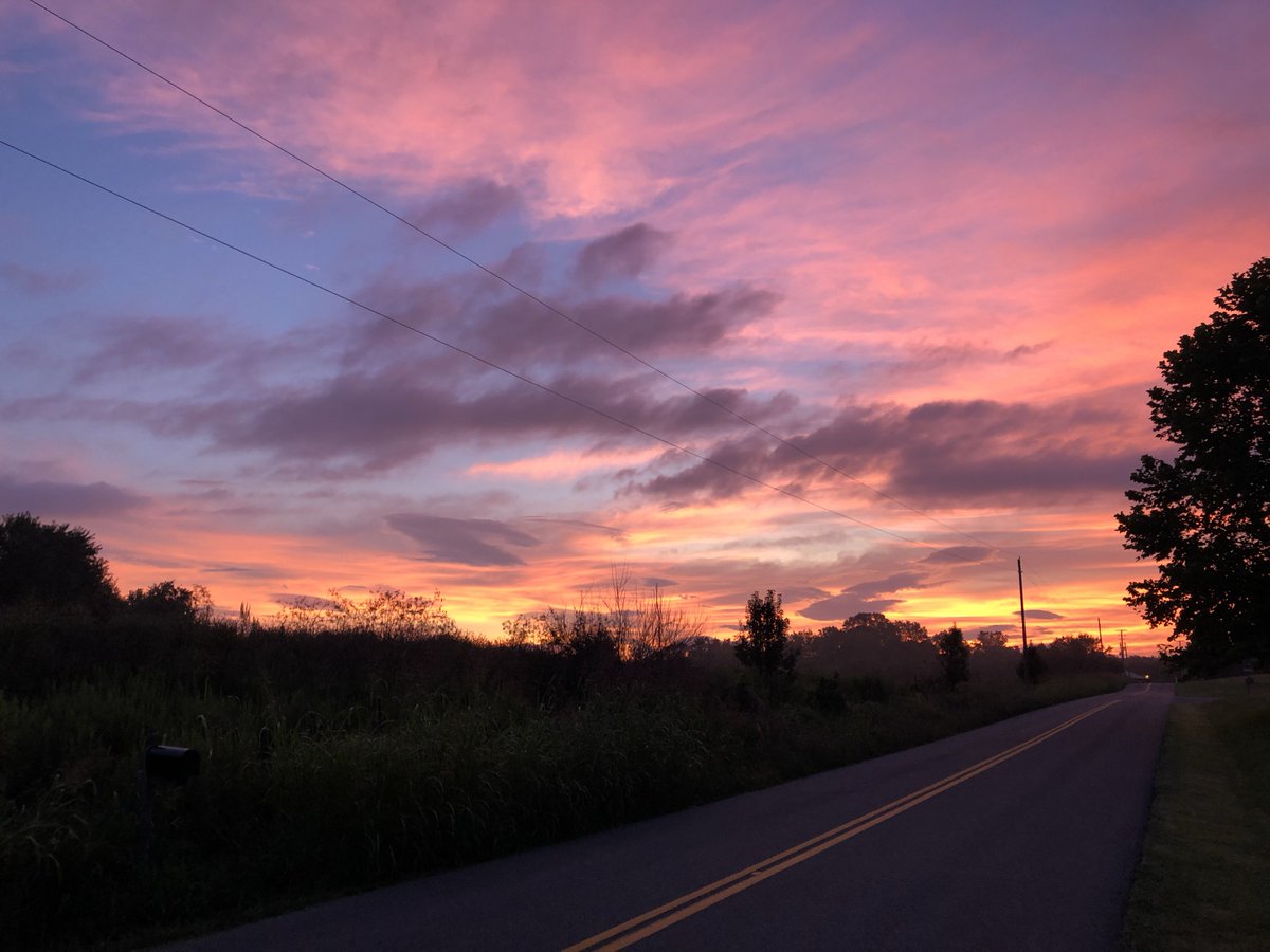 AESstars's tweet image. Riner- you looked beautiful this morning!! Check out this sunrise! #mcpsfirstday