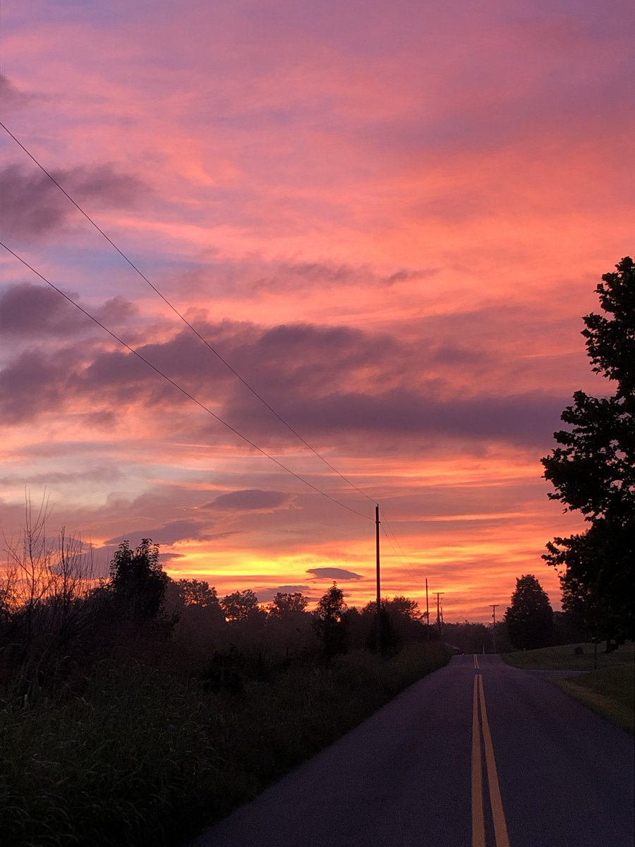 AESstars's tweet image. Riner- you looked beautiful this morning!! Check out this sunrise! #mcpsfirstday