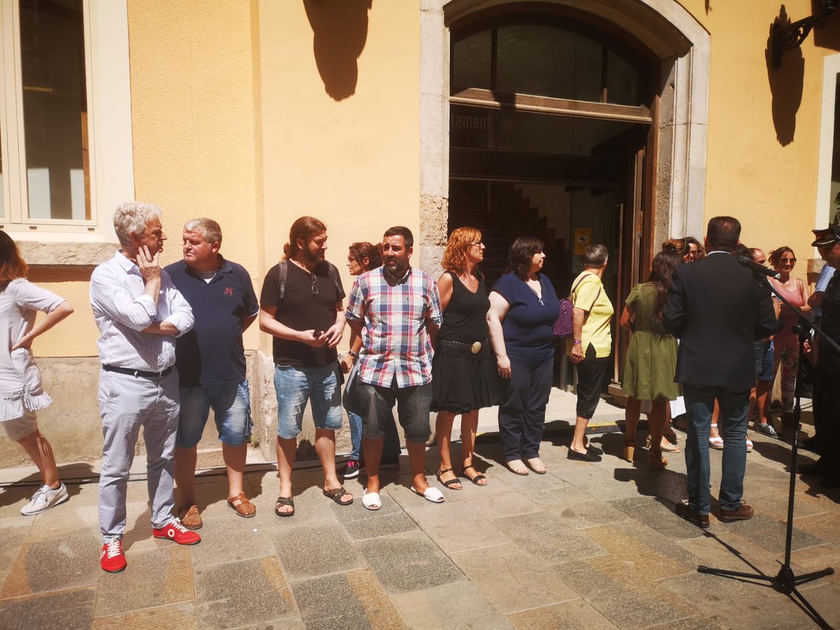 Imatges de la concentració d'avui contra la violació grupal i lectura del manifest a la porta de l'Ajuntament de Blanes. Es torna a convocar a tothom a les 19h a la porta de l'Ajuntament.