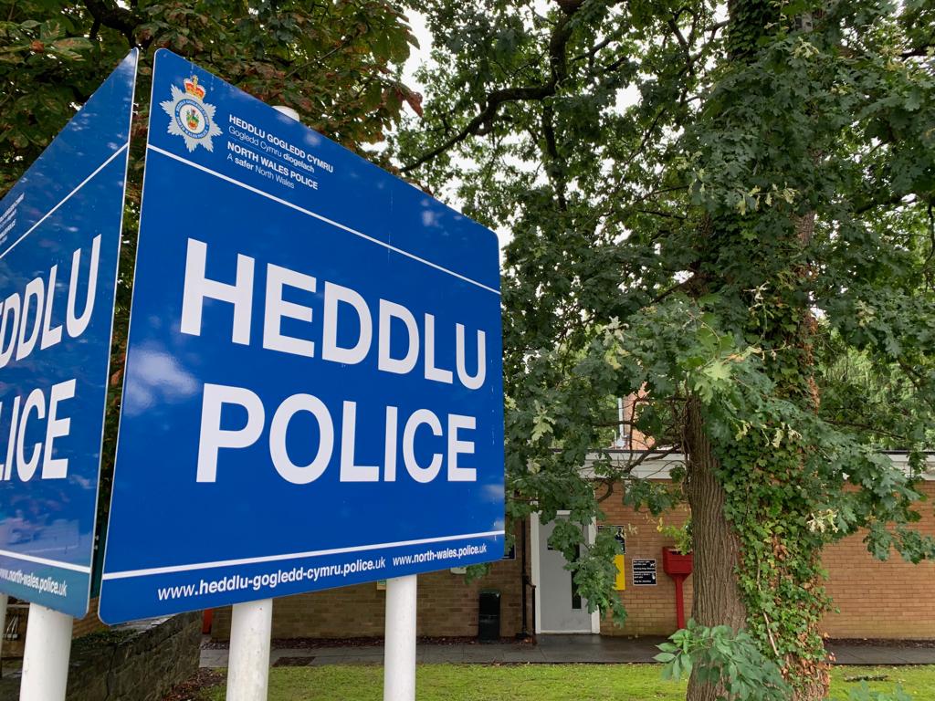 AchubCalon's tweet photo. Mae diffib 24/7 wedi ei osod yng ngorsaf @HeddluGogCymru  #Llanrwst ac ar gael i'r gymuned gyfan. 

A 24/7 defib has been placed at Llanrwst @NWPolice station &amp; available to the whole community.

#AchubBywydauCymru
#SaveALifeCymru https://t.co/GwmOx7gF5H