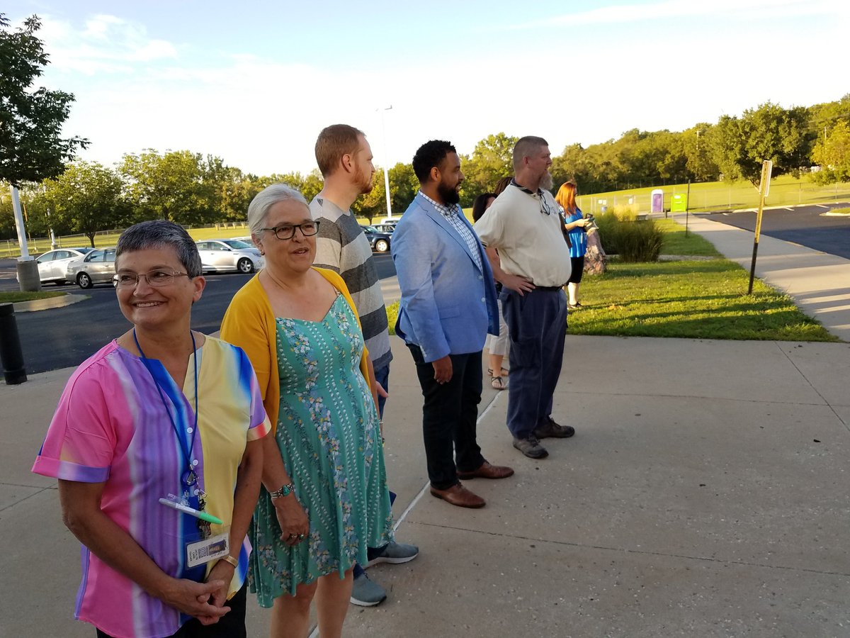 RickChambers1's tweet photo. Teachers and community members greeting our high school students on the first day of the new year! https://t.co/7RYkmV2don