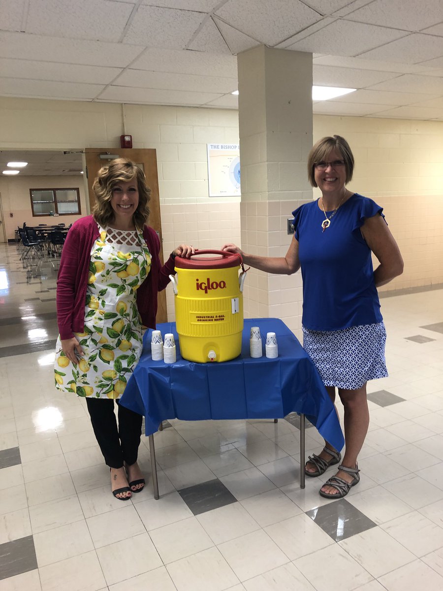 _MrsGibson's tweet photo. Bringing a little #windsorway up north today with our lemonade stand 🍋 on the first day of school @BishopLeibold thanks for showing me the way @mssullyWHS https://t.co/26vQ185V2W