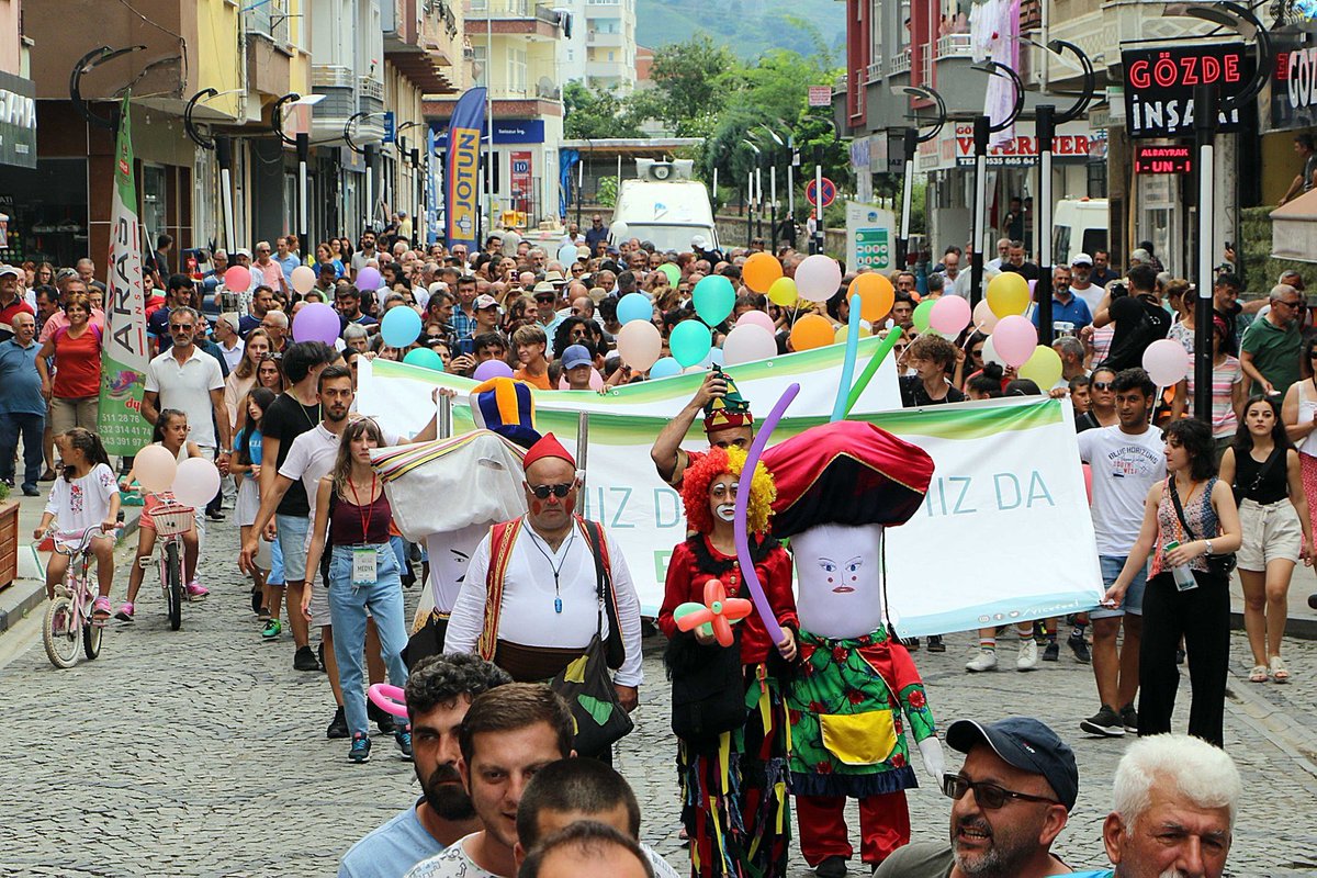 findiklibel's tweet photo. Yeşil Altın Gümüş Deniz Festivalimiz açılış yürüyüşüyle başladı! Festivalimiz birbirinden farklı birçok etkinlikle devam ediyor. 
https://t.co/GEf8zLKJaQ https://t.co/nXnMbhpPpf