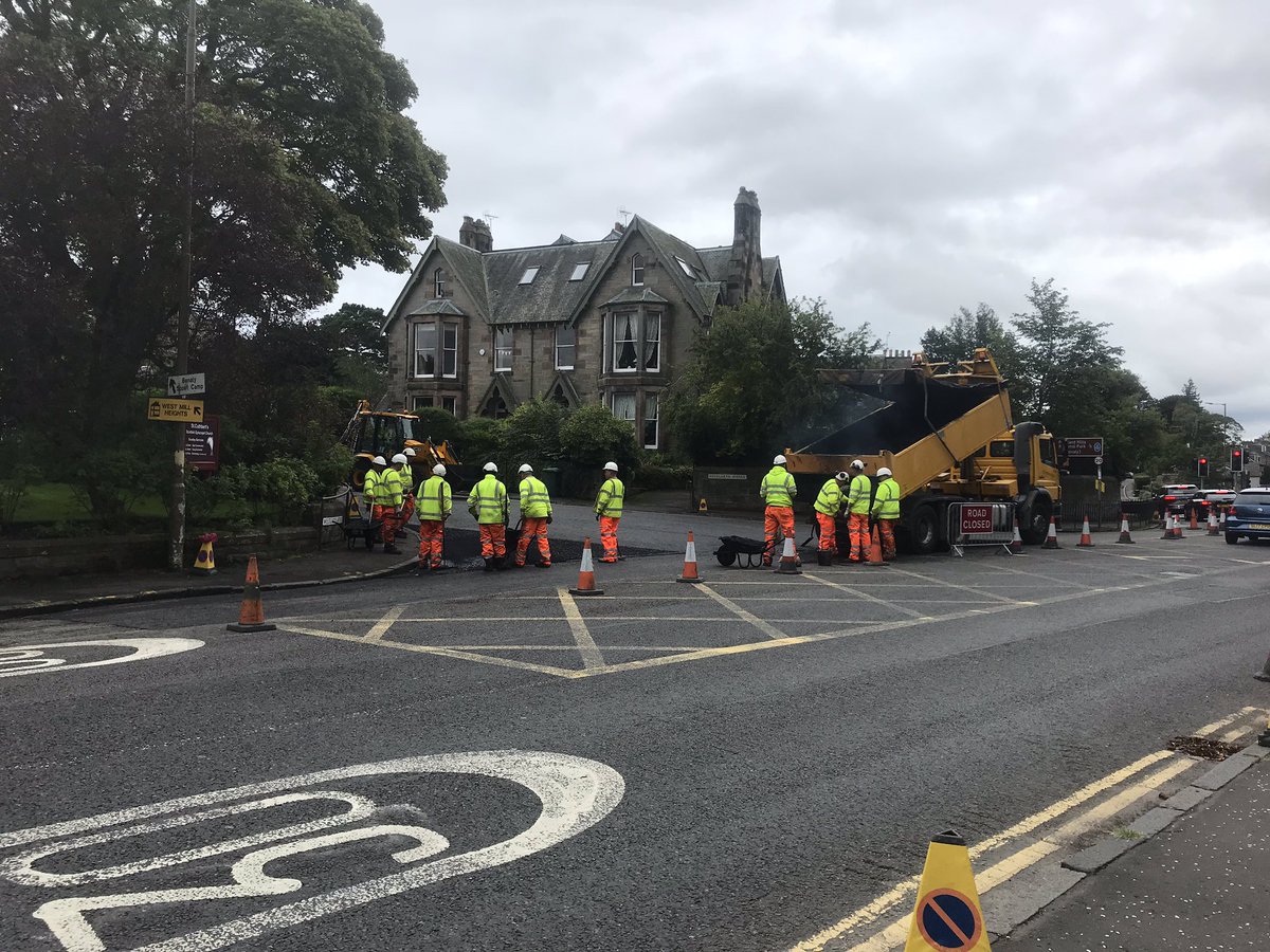 BusRustic's tweet photo. @on_lothianbuses r running an alternate route for no.16 and no.10 buses. Every road builder in town has turned out to celebrate. Please use other stops as westgarth Avenue is closed today. Old Farm Place is the next available shelter for the 16 or merchiston school for the 10 https://t.co/p9rYvcRhYw