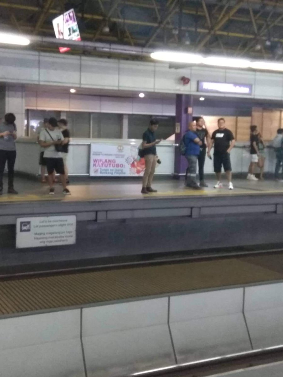 FanFornolles's tweet photo. BREAKING: Fafawuff nasilayan ng isang ordinaryong commuter sa LRT. https://t.co/KqkJBrs5a7